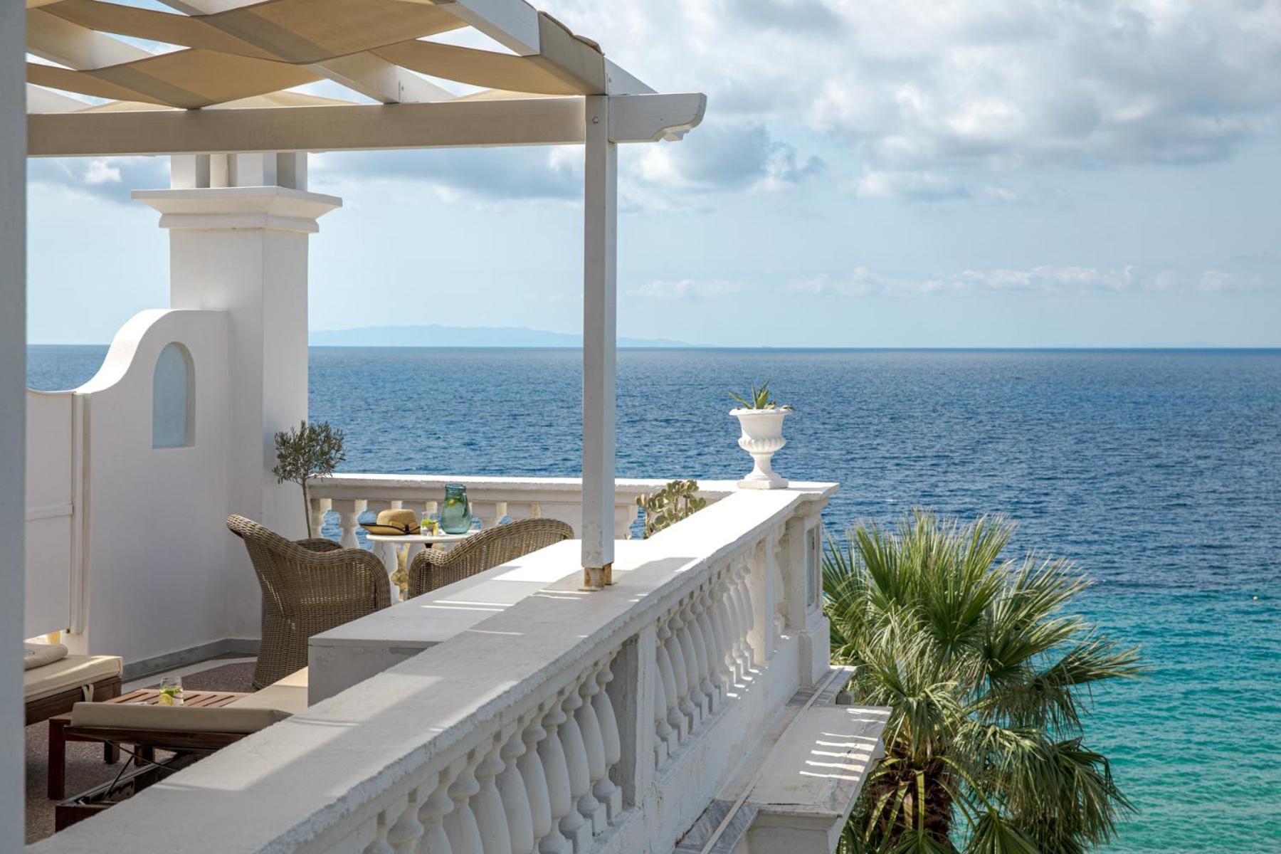 באטסי Aneroussa Beach Hotel מראה חיצוני תמונה