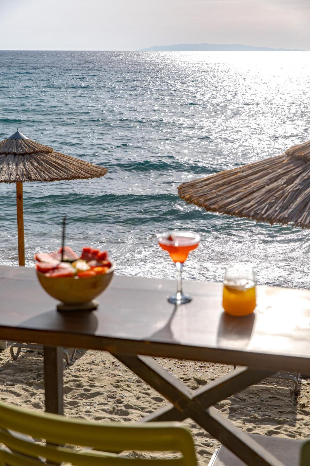 באטסי Aneroussa Beach Hotel מראה חיצוני תמונה
